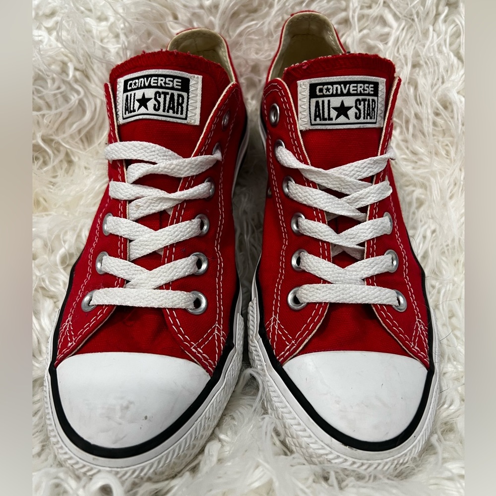 Men’s or women’s red converse low top!